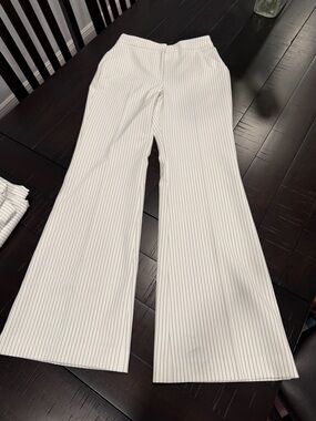 4R EDITOR
FLARE TROUSER
HIGH RISE Express White Pinstripe Wide-Leg Trousers